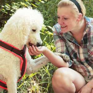 Hundetrainerin Jessica Berger mit ihrer Komondor Hündin Layla