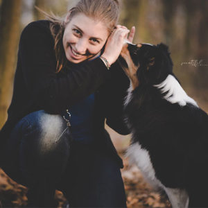 Hundetrainerin Michaela Mikovits mit ihrer Hündin